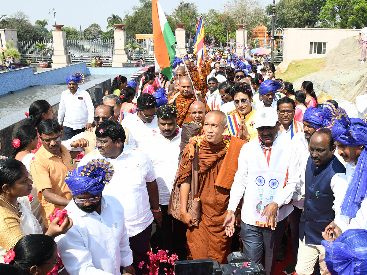 Hussain_20Sagar_20_20Buddha_20refuge_20is_20Gachchami__20_2821_29.jpg 21