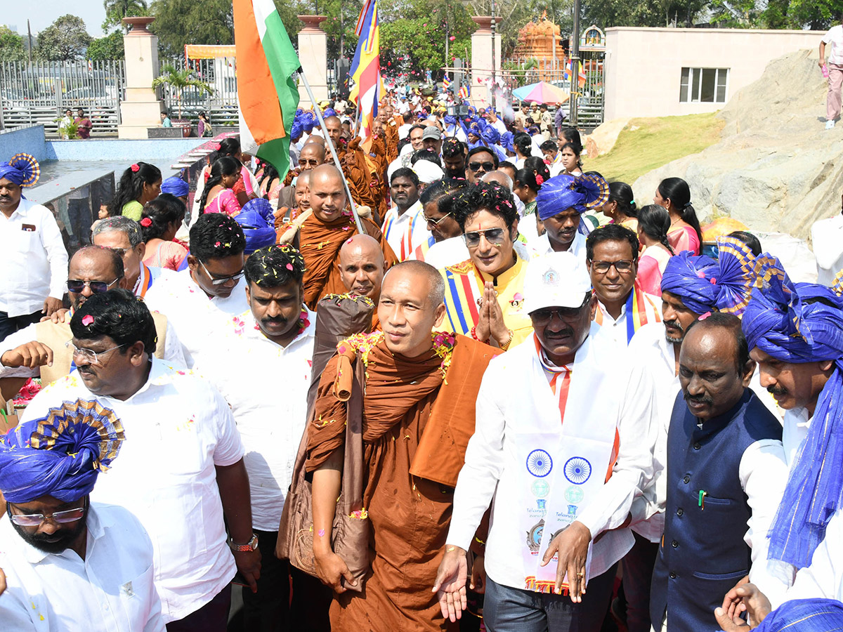 Hussain_20Sagar_20_20Buddha_20refuge_20is_20Gachchami__20_2827_29.jpg 27