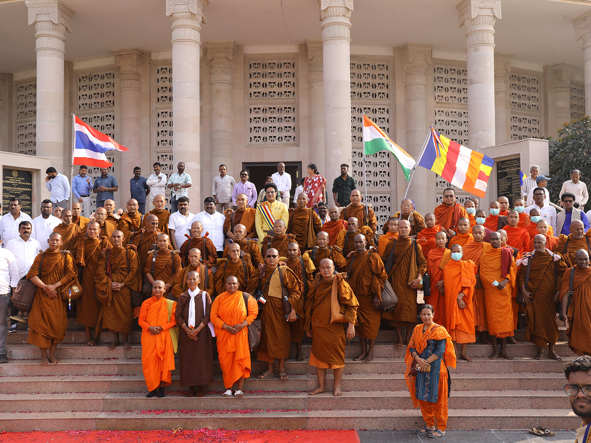 Hussain_20Sagar_20_20Buddha_20refuge_20is_20Gachchami__20_283_29.jpg 3