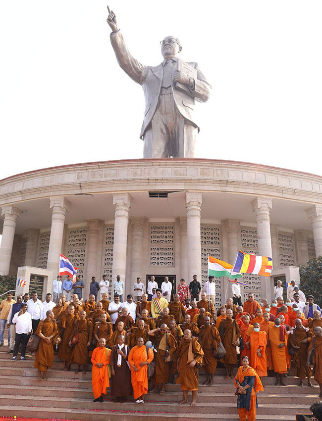 Hussain_20Sagar_20_20Buddha_20refuge_20is_20Gachchami__20_288_29.jpg 8