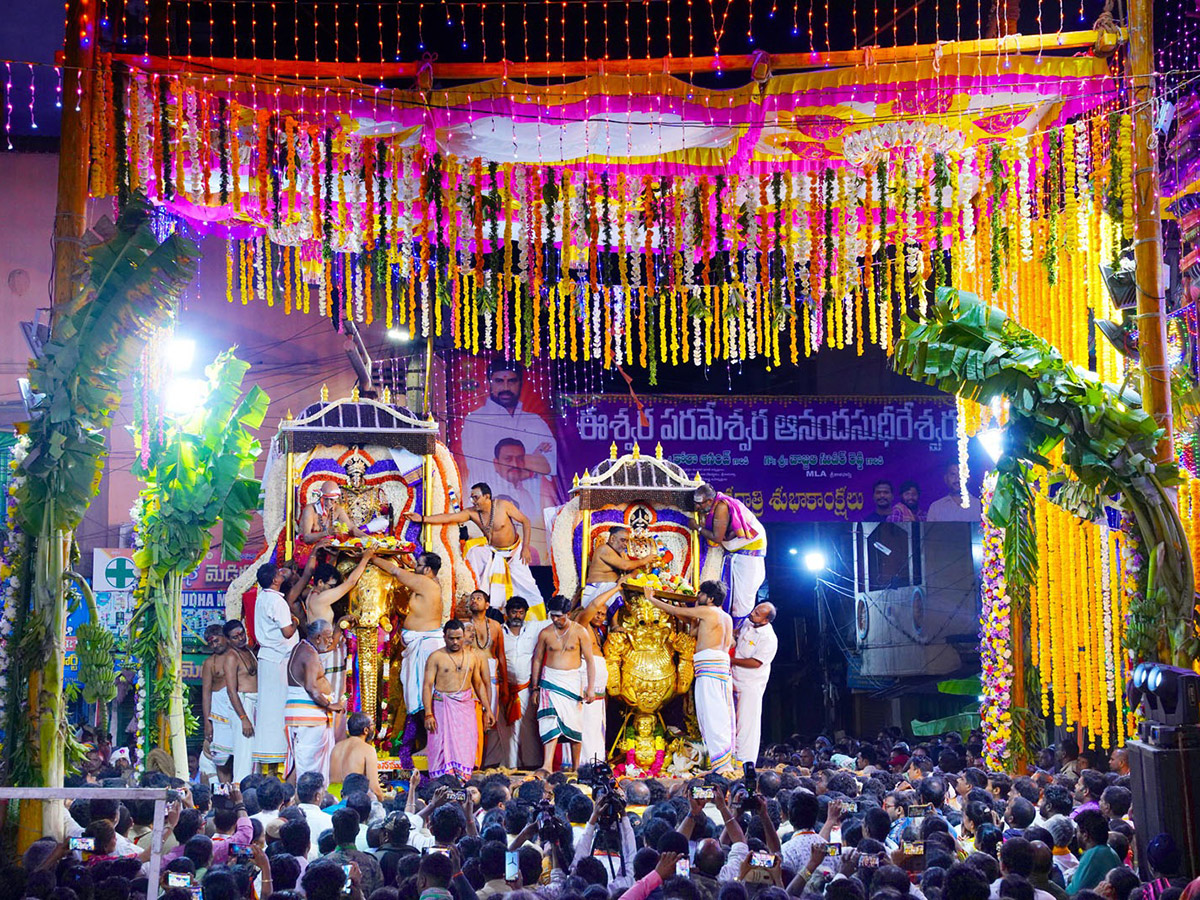 Shiva_20and_20Parvati_20in_20grandeur_20at_20Srikalahasti__20_2818_29.jpg 18