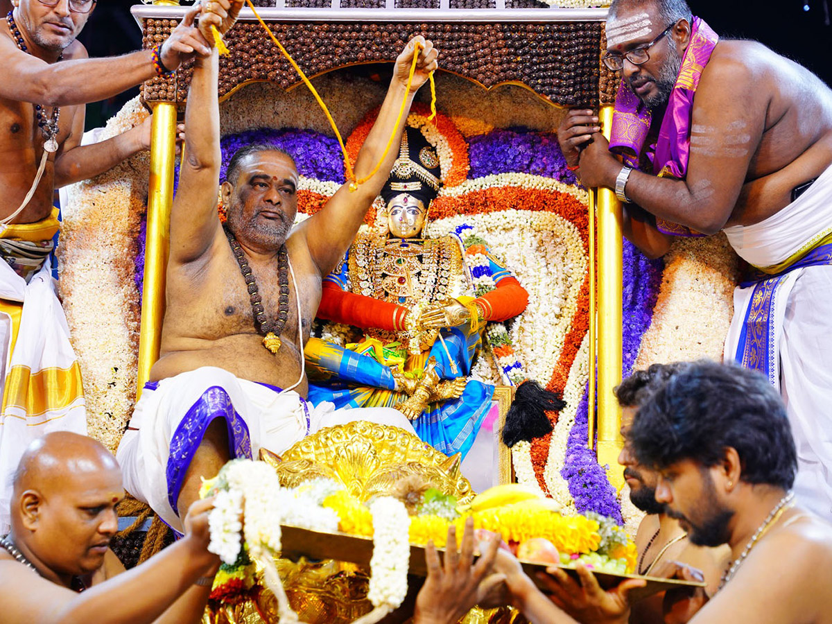 Shiva_20and_20Parvati_20in_20grandeur_20at_20Srikalahasti__20_281_29.jpg 1