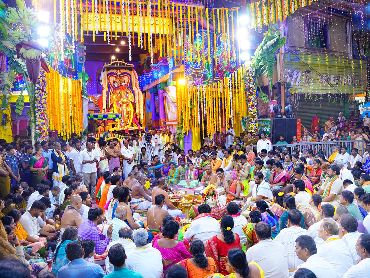 Shiva_20and_20Parvati_20in_20grandeur_20at_20Srikalahasti__20_282_29.jpg 2