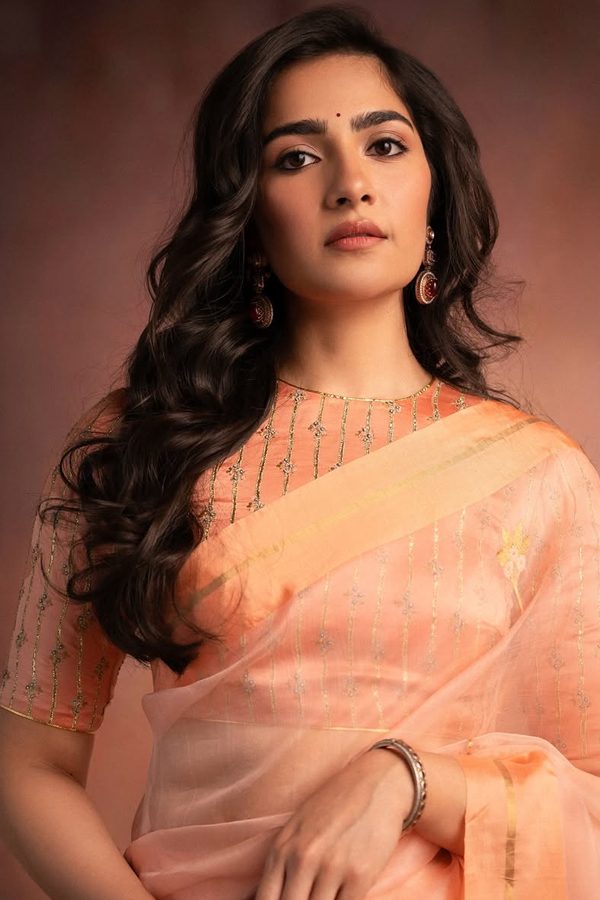 Actress_20Rukmini_20Vasanth_20Stunning_20Visuals_20At_20The_20Iconic_20Gold_20Award_20Night_202026_20Photos_20_2810_29.jpg 11