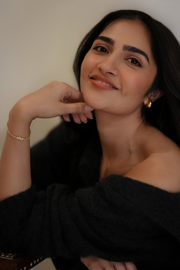 Actress_20Rukmini_20Vasanth_20Stunning_20Visuals_20At_20The_20Iconic_20Gold_20Award_20Night_202026_20Photos_20_2815_29.jpg 16