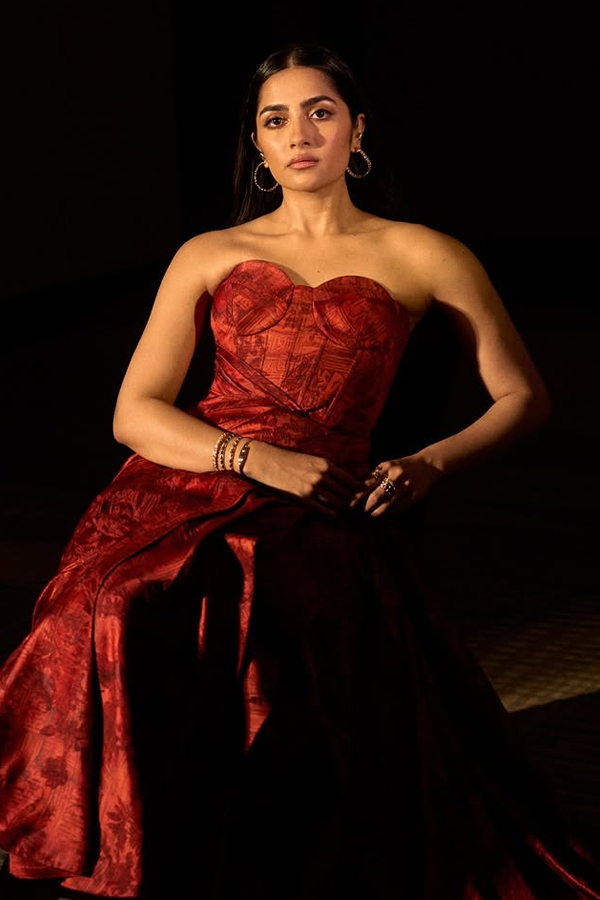 Actress_20Rukmini_20Vasanth_20Stunning_20Visuals_20At_20The_20Iconic_20Gold_20Award_20Night_202026_20Photos_20_285_29.jpg 6