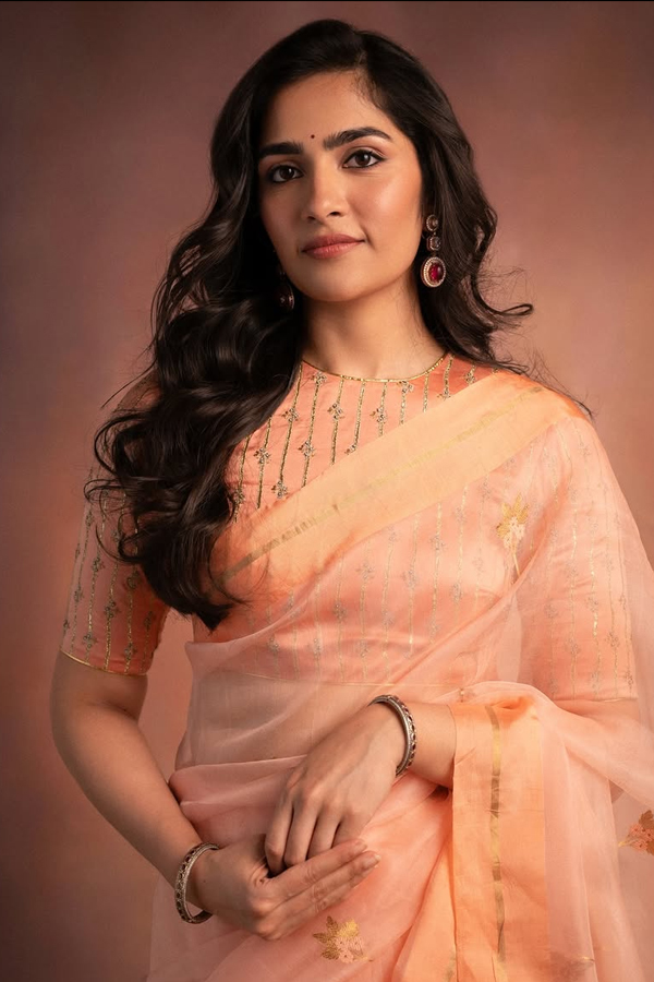 Actress_20Rukmini_20Vasanth_20Stunning_20Visuals_20At_20The_20Iconic_20Gold_20Award_20Night_202026_20Photos_20_289_29.jpg 10