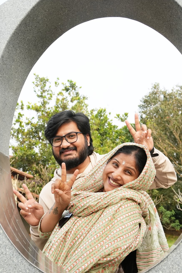 Singer_20Mangli_20shares_20Her_20Isha_20trip_20beuatiful_20moments_20Photos_20_282_29.jpg 3