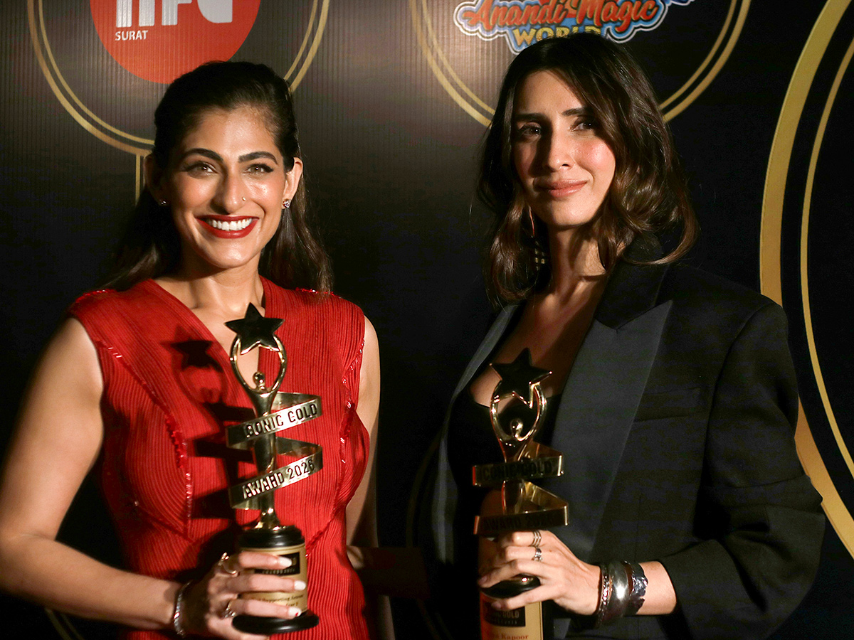 picture_20during_20the_20Iconic_20Gold_20Awards_20in_20Mumbai__20_2832_29.jpg 32