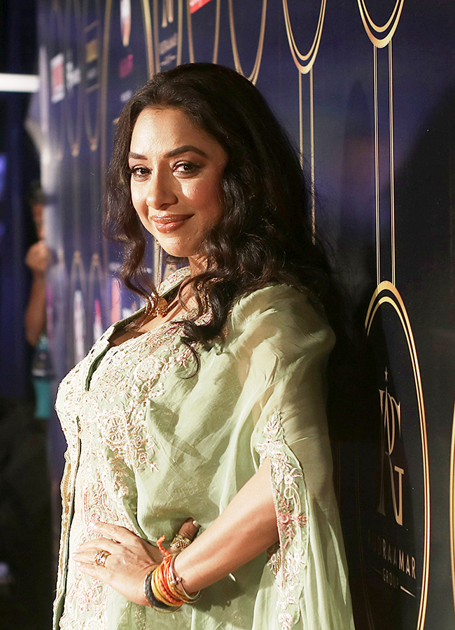 picture_20during_20the_20Iconic_20Gold_20Awards_20in_20Mumbai__20_285_29.jpg 5