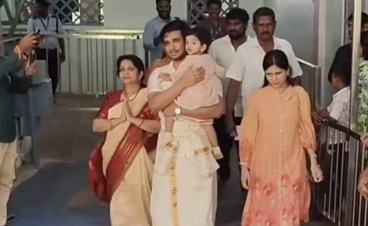 Actor_20Nikhil_20Siddharth_20with_20His_20Son_20And_20Family_20Visited_20Palani_20Murugan_20Temple_20Photos_20_284_29.jpg 5