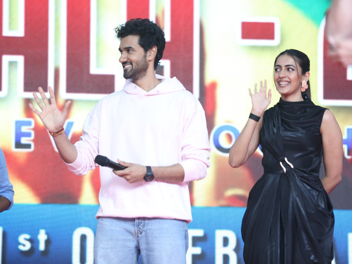 Niharika_20Konidela_20Raakaasaa_20Movie_20Promotion_20At_20Amalapuram__20_284_29.jpg 4