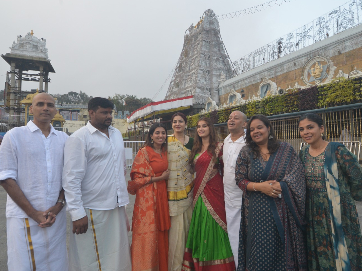 Actress_20Raveena_20Tandon_20visited_20The_20Tirumala_20Venkateshwara_20Temple_20Photos_20_281_29.jpg 1