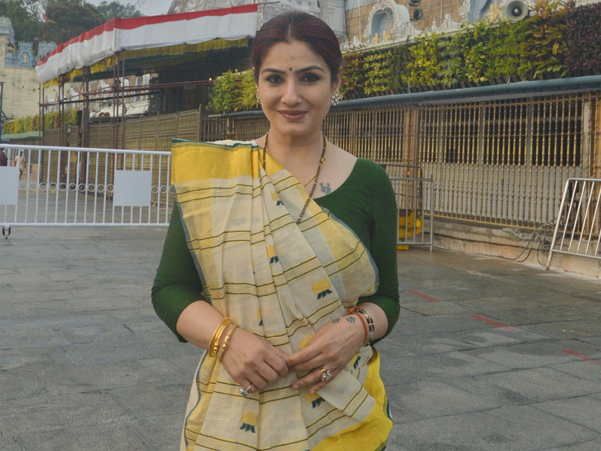 Actress_20Raveena_20Tandon_20visited_20The_20Tirumala_20Venkateshwara_20Temple_20Photos_20_285_29.jpg 5