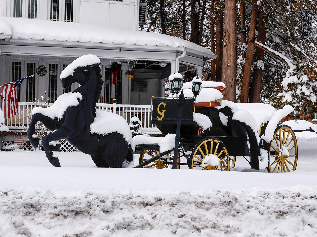 New_20York_20_20Snow_20Covers_20a_20River_20During_20a_20Snowstorm__20_281_29_0.jpg 1