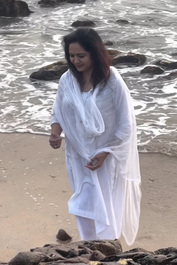 Singer_20Sunitha_20enjoying_20Her_20Time_20In_20beach_20Photos_20_2810_29.jpg 10