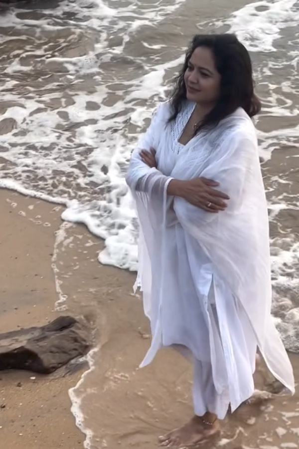 Singer_20Sunitha_20enjoying_20Her_20Time_20In_20beach_20Photos_20_2812_29.jpg 12