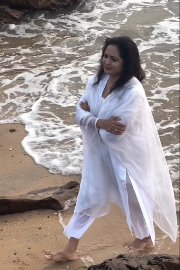 Singer_20Sunitha_20enjoying_20Her_20Time_20In_20beach_20Photos_20_2813_29.jpg 13
