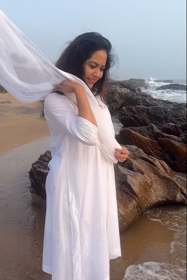 Singer_20Sunitha_20enjoying_20Her_20Time_20In_20beach_20Photos_20_283_29.jpg 3