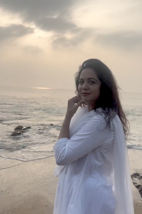 Singer_20Sunitha_20enjoying_20Her_20Time_20In_20beach_20Photos_20_284_29.jpg 4