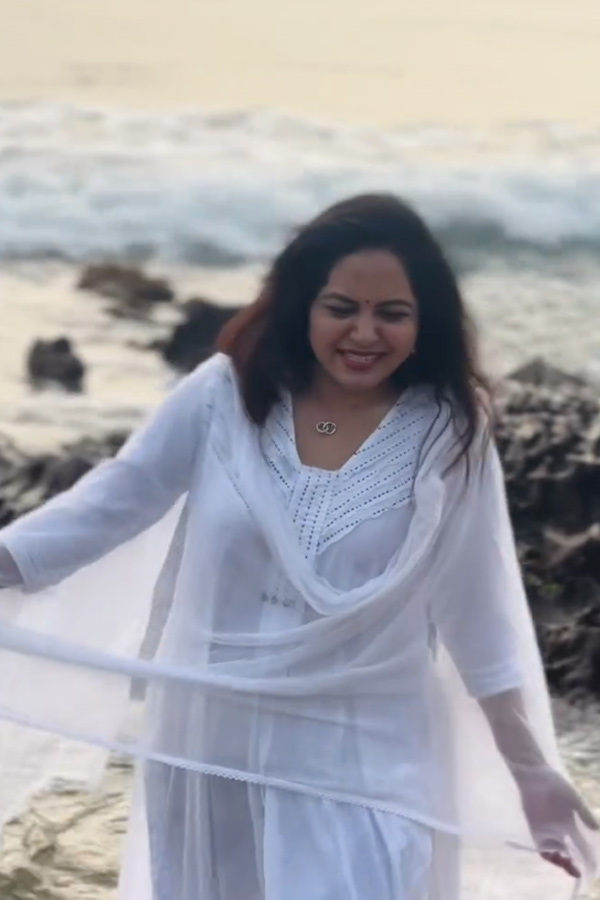 Singer_20Sunitha_20enjoying_20Her_20Time_20In_20beach_20Photos_20_285_29.jpg 5