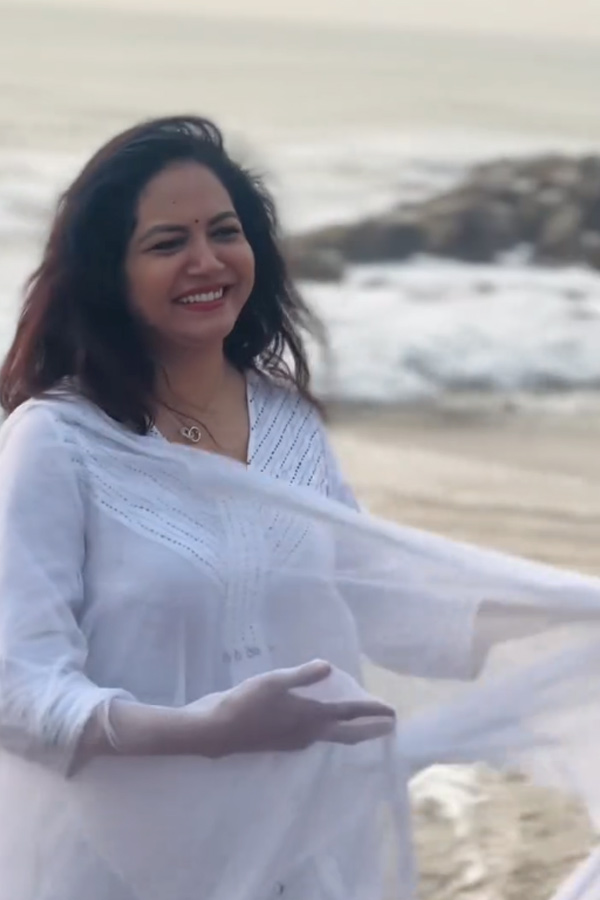 Singer_20Sunitha_20enjoying_20Her_20Time_20In_20beach_20Photos_20_286_29.jpg 6