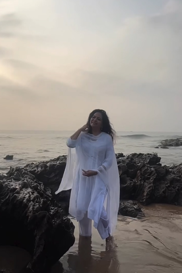 Singer_20Sunitha_20enjoying_20Her_20Time_20In_20beach_20Photos_20_287_29.jpg 7