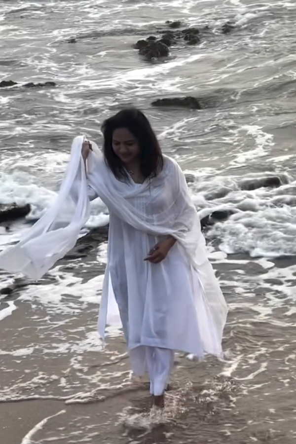 Singer_20Sunitha_20enjoying_20Her_20Time_20In_20beach_20Photos_20_288_29.jpg 8