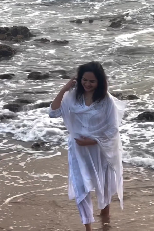 Singer_20Sunitha_20enjoying_20Her_20Time_20In_20beach_20Photos_20_289_29.jpg 9