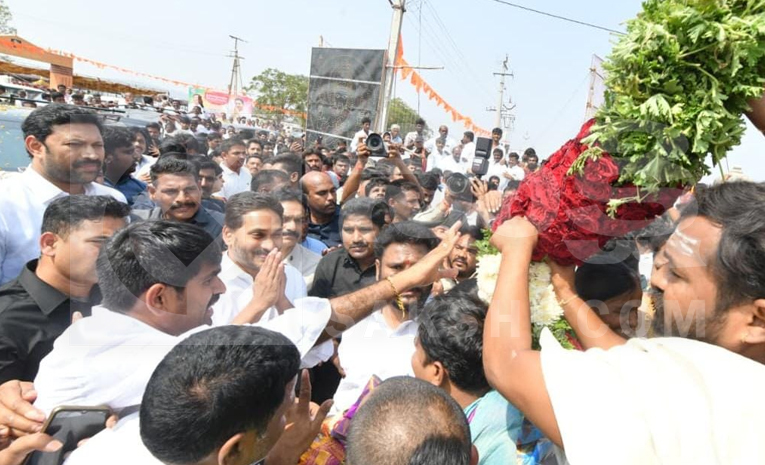 Huge_20Crowed_20At_20YS_20Jagan_20Nandipalli_20Tour_20Photos_20_2817_29.jpg 18