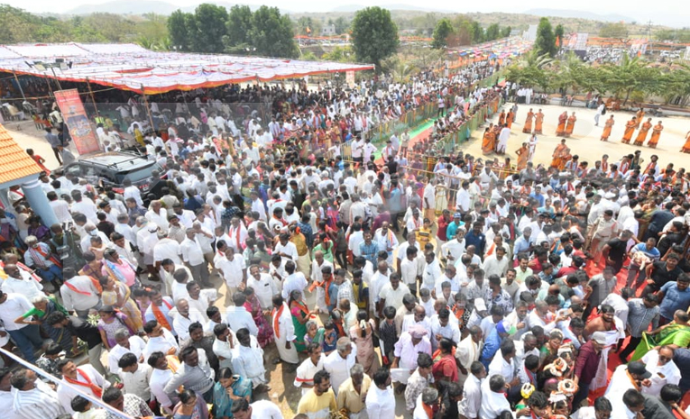 Huge_20Crowed_20At_20YS_20Jagan_20Nandipalli_20Tour_20Photos_20_2818_29.jpg 19