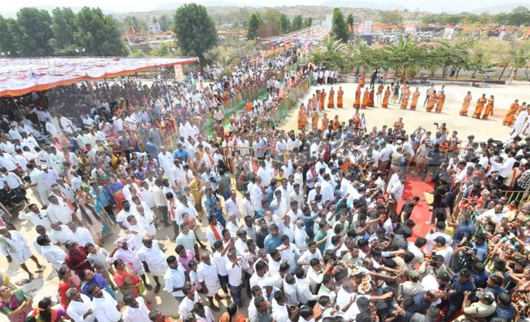 Huge_20Crowed_20At_20YS_20Jagan_20Nandipalli_20Tour_20Photos_20_2820_29.jpg 21