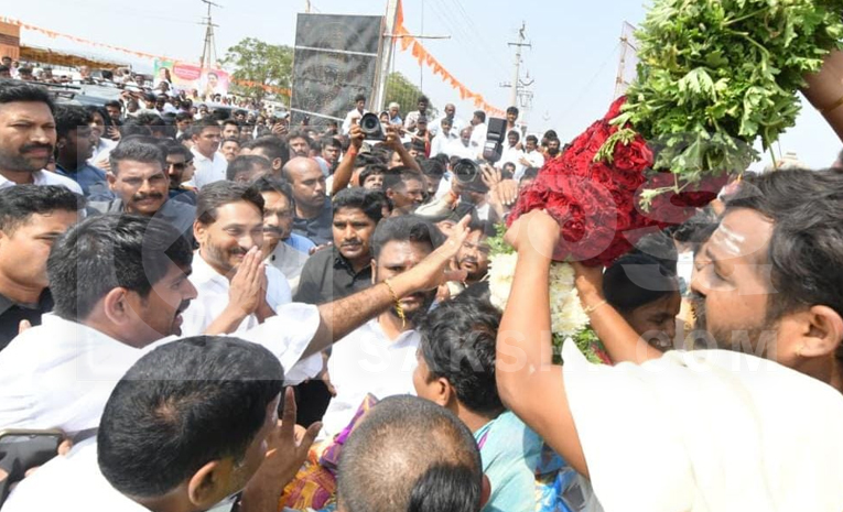 Huge_20Crowed_20At_20YS_20Jagan_20Nandipalli_20Tour_20Photos_20_284_29.jpg 5