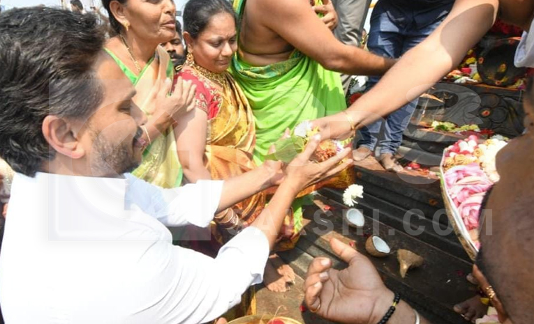 Huge_20Crowed_20At_20YS_20Jagan_20Nandipalli_20Tour_20Photos_20_289_29.jpg 10