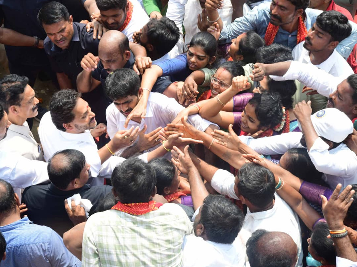 Huge_20Crowed_20At_20YS_20Jagan_20Nandipalli_20Tour_20Photos_2_20_287_29.jpg 28