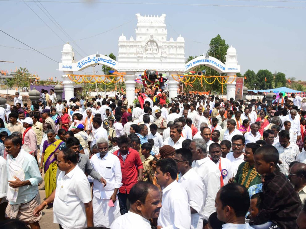 Huge_20Crowed_20At_20YS_20Jagan_20Nandipalli_20Tour_20Photos_2_20_288_29.jpg 29