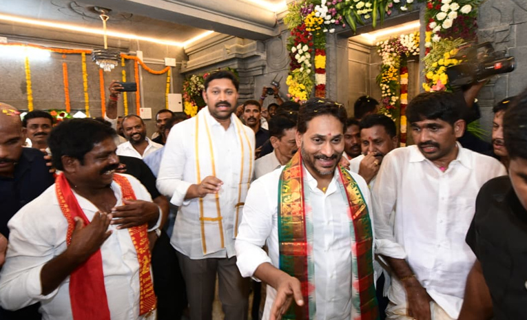 YS_20Jagan_20Performs_20Special_20Pooja_20At_20Nandishwara_20Temple_20Photos_20_2810_29.jpg 10