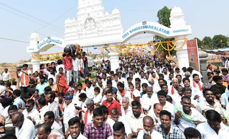 YS_20Jagan_20Performs_20Special_20Pooja_20At_20Nandishwara_20Temple_20Photos_20_281_29.jpg 13