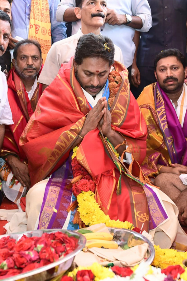YS_20Jagan_20Performs_20Special_20Pooja_20At_20Nandishwara_20Temple_20Photos_20_283_29.jpg 3