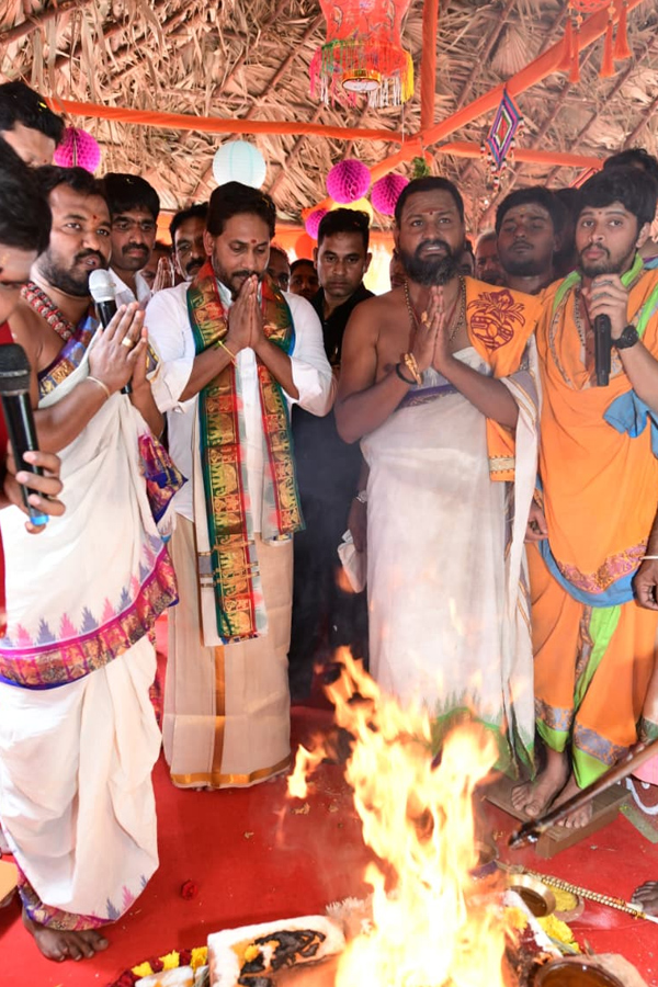 YS_20Jagan_20Performs_20Special_20Pooja_20At_20Nandishwara_20Temple_20Photos_20_285_29.jpg 5
