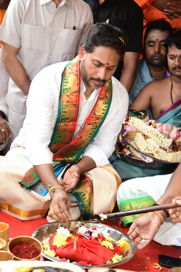 YS_20Jagan_20Performs_20Special_20Pooja_20At_20Nandishwara_20Temple_20Photos_20_286_29.jpg 6