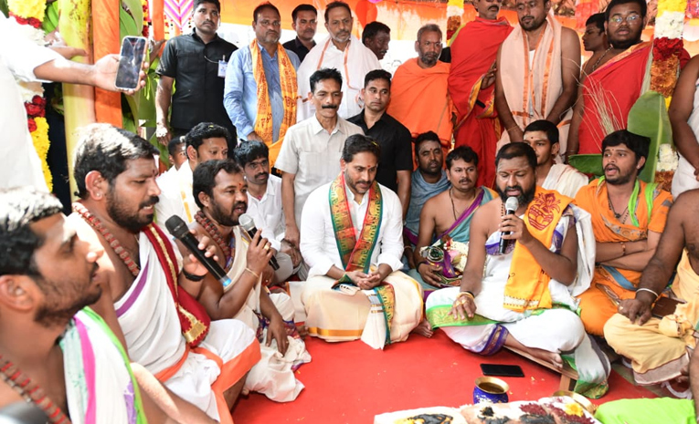 YS_20Jagan_20Performs_20Special_20Pooja_20At_20Nandishwara_20Temple_20Photos_20_287_29.jpg 7