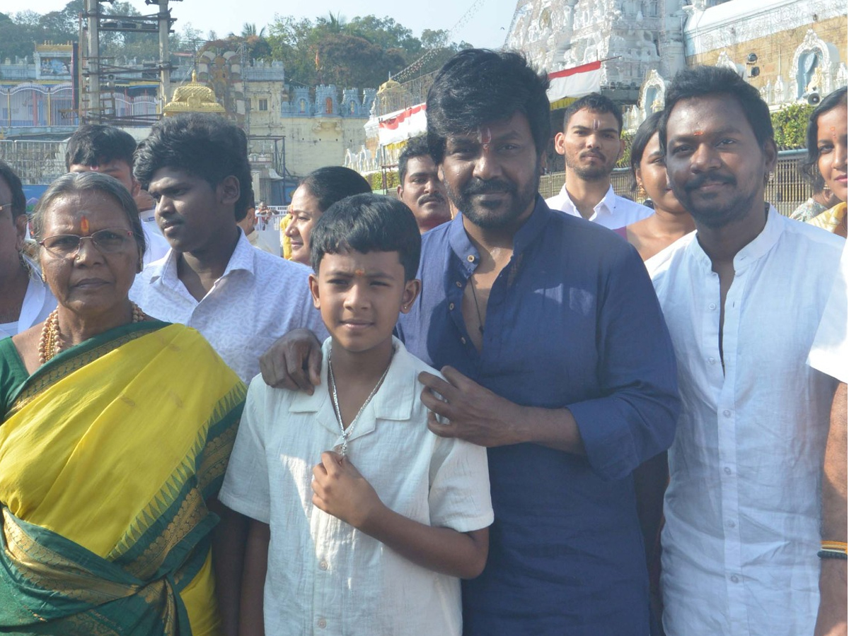 Actor_20And_20Choreographer_20Ragava_20Lawrence_20Garu_20And_20Family_20Visited_20Tirumala_20Photos_20_2810_29.jpg 1