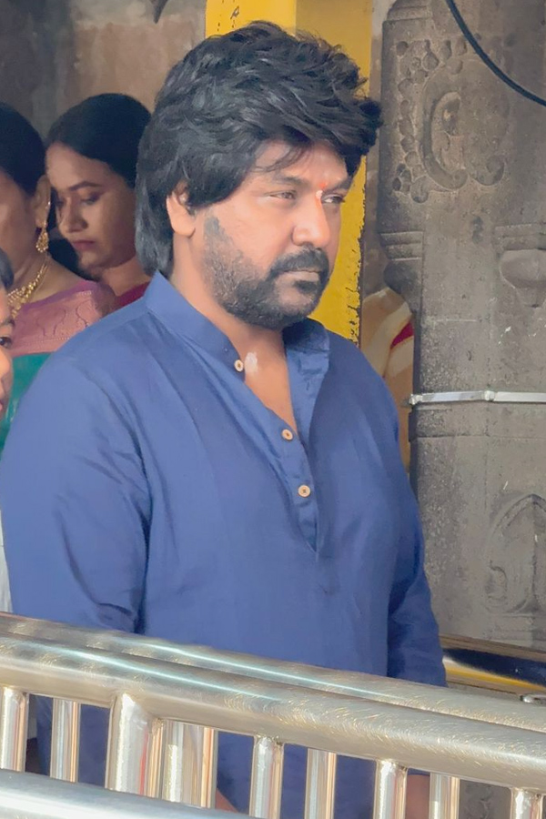 Actor_20And_20Choreographer_20Ragava_20Lawrence_20Garu_20And_20Family_20Visited_20Tirumala_20Photos_20_281_29.jpg 2