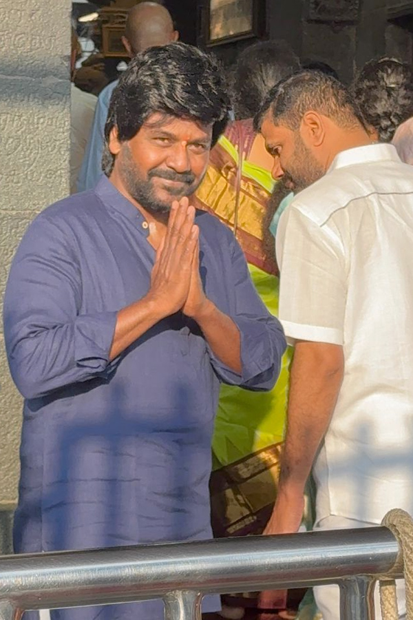 Actor_20And_20Choreographer_20Ragava_20Lawrence_20Garu_20And_20Family_20Visited_20Tirumala_20Photos_20_282_29.jpg 3
