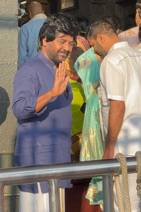 Actor_20And_20Choreographer_20Ragava_20Lawrence_20Garu_20And_20Family_20Visited_20Tirumala_20Photos_20_283_29.jpg 4