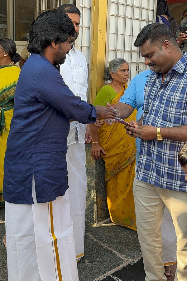 Actor_20And_20Choreographer_20Ragava_20Lawrence_20Garu_20And_20Family_20Visited_20Tirumala_20Photos_20_284_29.jpg 5