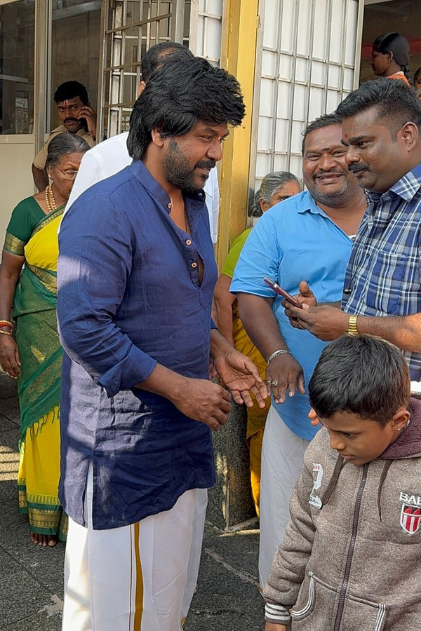 Actor_20And_20Choreographer_20Ragava_20Lawrence_20Garu_20And_20Family_20Visited_20Tirumala_20Photos_20_285_29.jpg 6