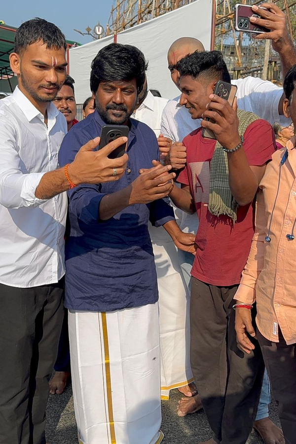 Actor_20And_20Choreographer_20Ragava_20Lawrence_20Garu_20And_20Family_20Visited_20Tirumala_20Photos_20_288_29.jpg 9