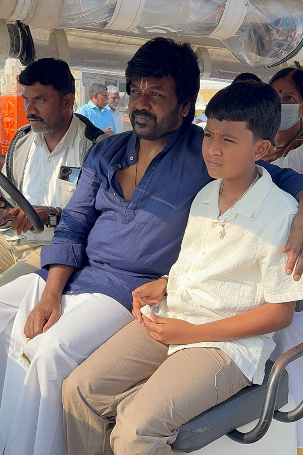 Actor_20And_20Choreographer_20Ragava_20Lawrence_20Garu_20And_20Family_20Visited_20Tirumala_20Photos_20_289_29.jpg 10